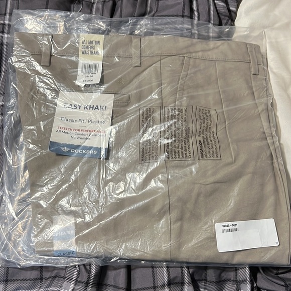 Dockers Easy Stretch Khakis Pleated in Classic Fit in Khaki - Picture 8 of 8